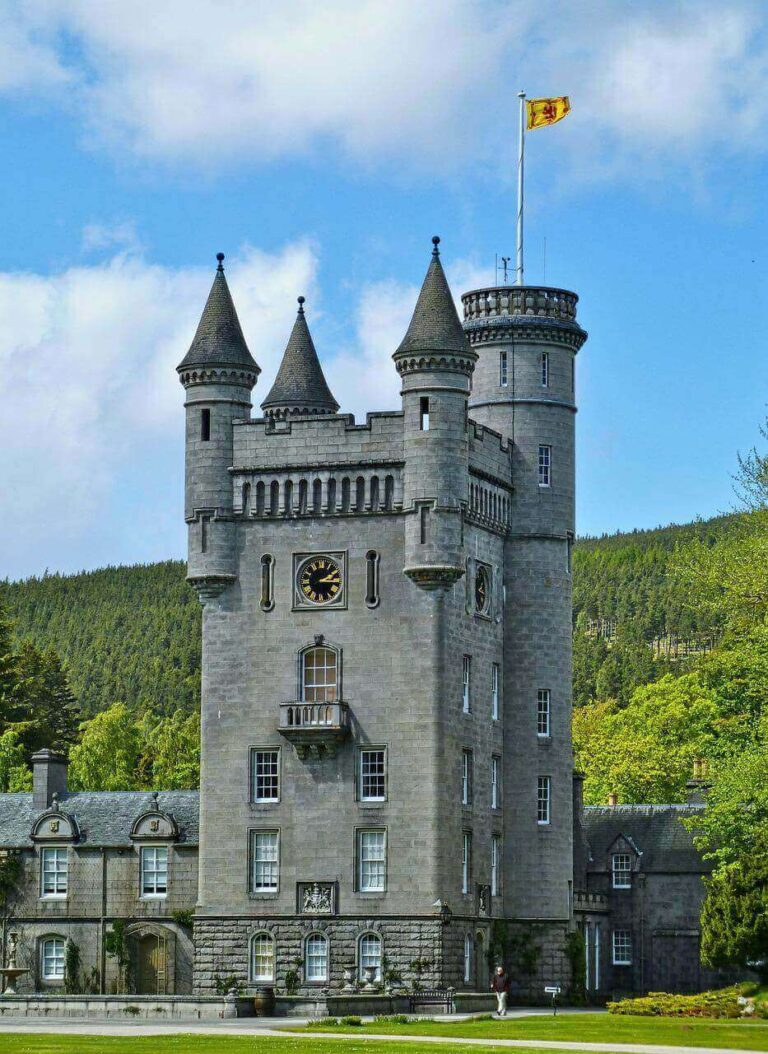 castle-6920871_1280 (1)